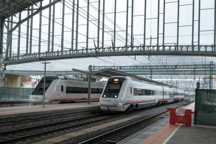 A La Venta Los Billetes De Renfe De M S De Servicios Ave Para Viajar