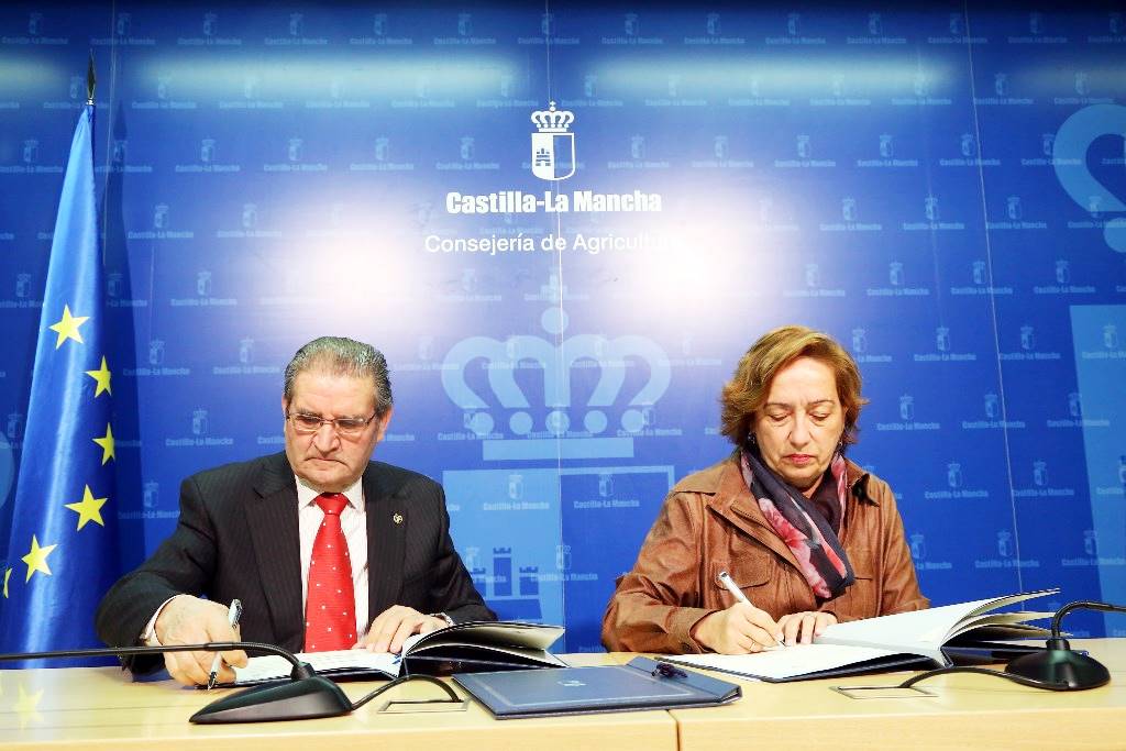 2014012111 Soriano firma convenio con Caja Rural-3