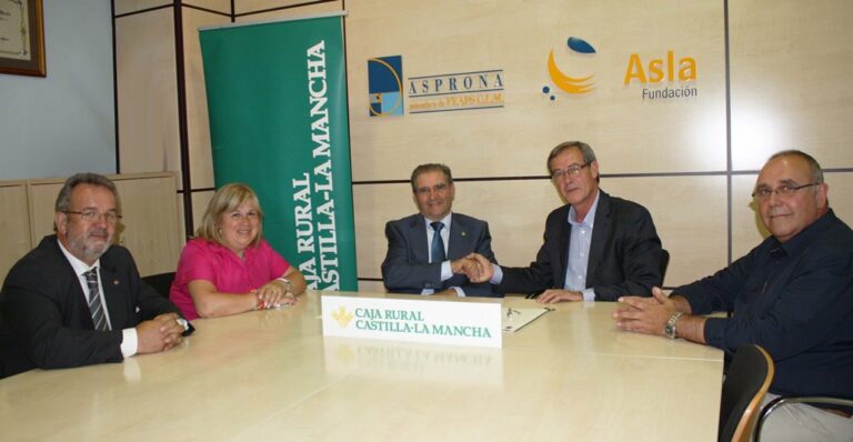 Caja Rural CLM suscribe un convenio con ASPRONA