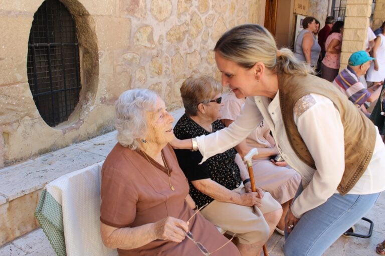 Casero visita el taller de empleo “Atención a personas en situación de dependencia” en Molina de Aragón