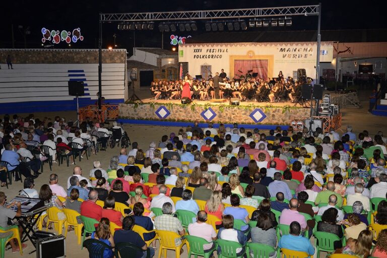 Cerca de un millar de espectadores asistieron al concierto pre-feria ‘Argamasilla Canta’