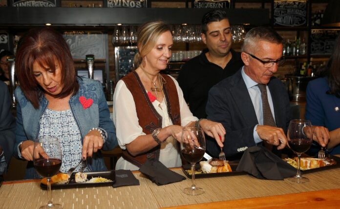 2014100614-Casero participa en la Ruta de las Tapas Artesanas (2)