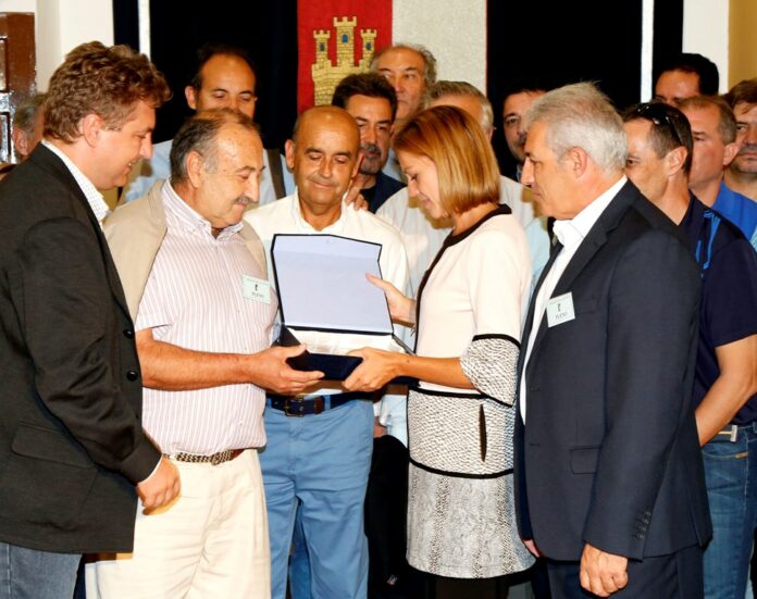 2014100918Cospedal recibe un reconocimiento del Sindicato Porfesional de Policías Locales.jpg