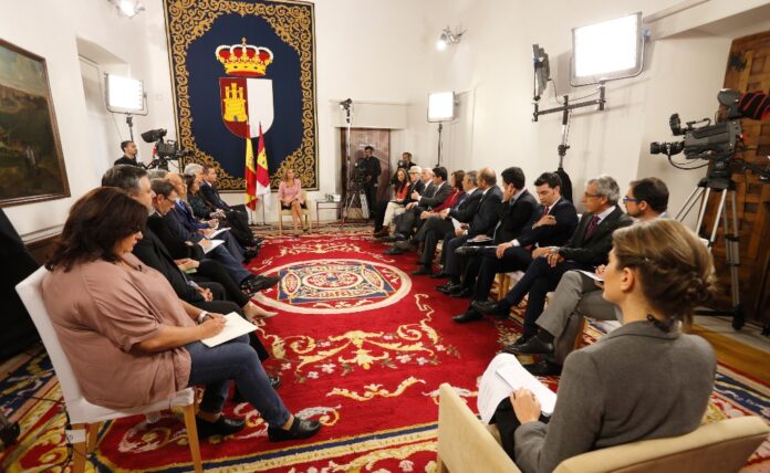 2014101714 Entrevista Cospedal con representantes de los medios de comunicacion de la region3