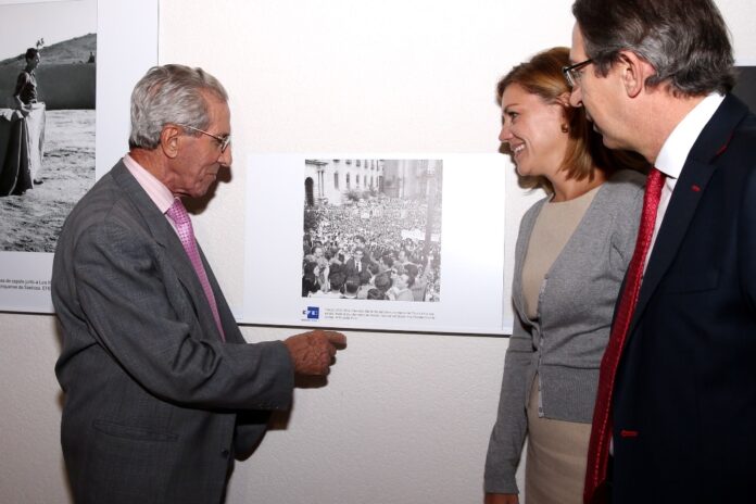 2014102818 Cospedal asiste a la inauguración de la exposición EFE- 75 años en fotos de la Agencia EFE (3)
