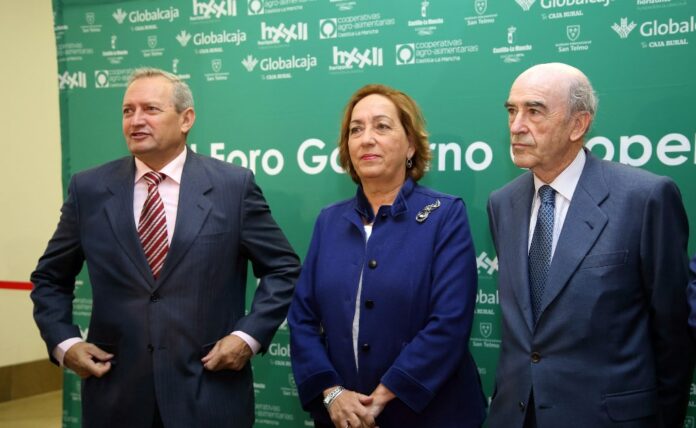 Toledo, 31-10-2014.- La consejera de Agricultura, María Luisa Soriano junto al presidente de la Fundación Global Caja, Rafael Torres (d) y el presidente de Cooperativas Agroalimentarias de Castilla-La Mancha, Ángel Villafranca (i), durante la inauguración en Toledo del I Foro de Gobierno Cooperativo. (Foto: Álvaro Ruiz // JCCM)
