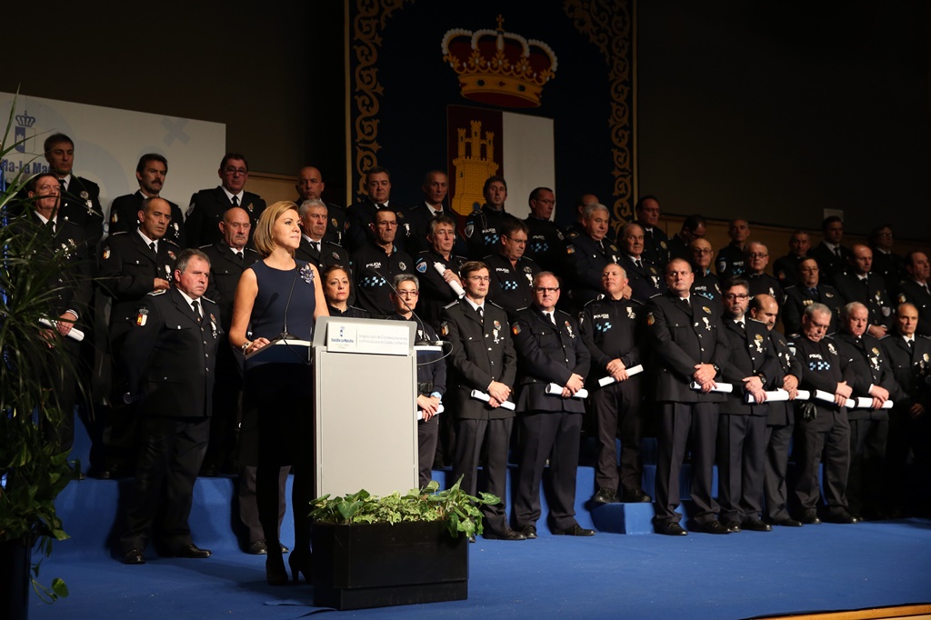 2014111118 Cospedal impone condecoraciones a miembros de Policia Local Clm 11