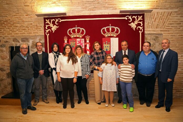 2014112017 Presidenta Cospedal saluda niña que interviene por Dia Derechos Infancia-1