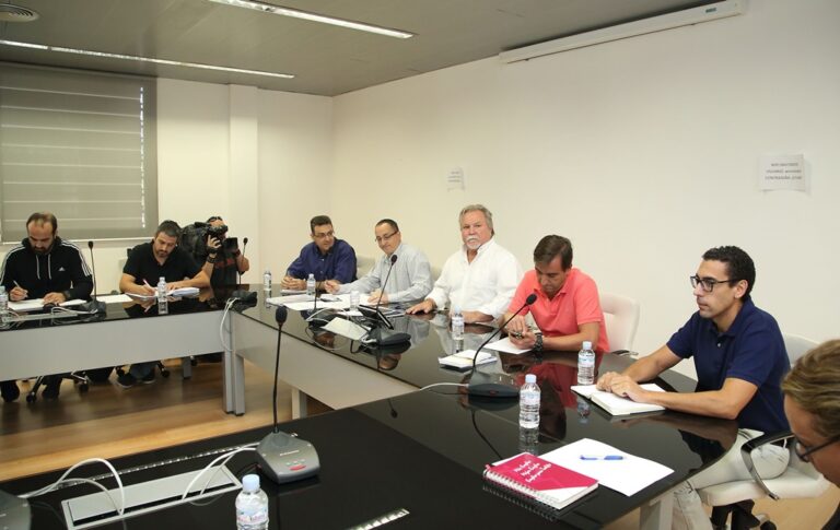 La Junta acuerda con los sindicatos devolver este año a los funcionarios el 26,23% de la paga extra suprimida en 2012