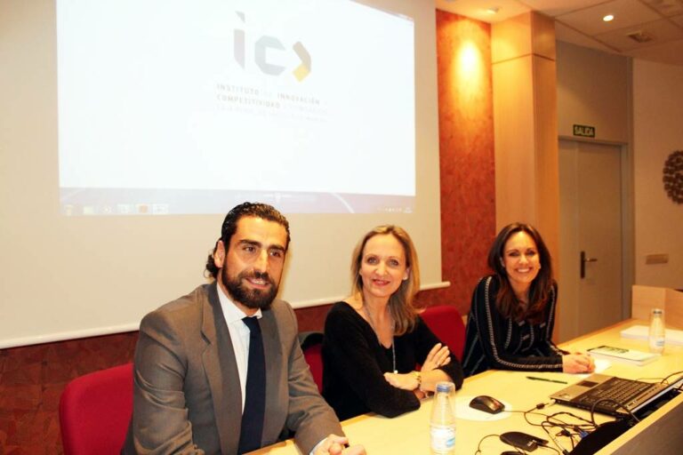 Casero asiste a la presentación del libro “Millennials: Inventa tu empleo”