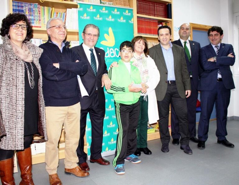 El presidente de Caja Rural CLM entrega el premio “Tiempo de Navidad” a un alumno de Campo de Criptana