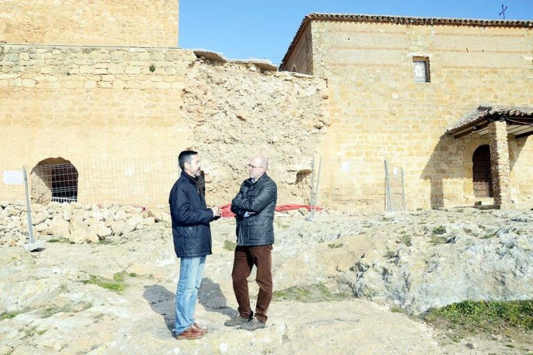 El director general de Cultura examinó in situ la parte derrumbada del Castillo de Peñarroya
