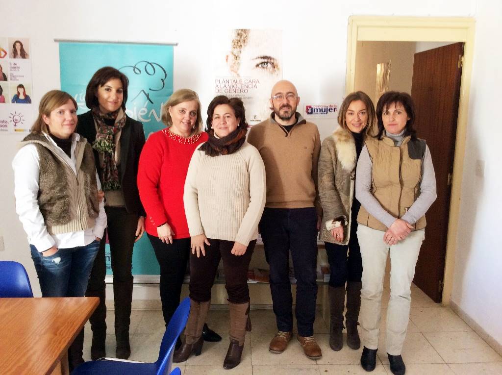 2015021517 María Teresa Novillo visita el Centro de la Mujer de Letur