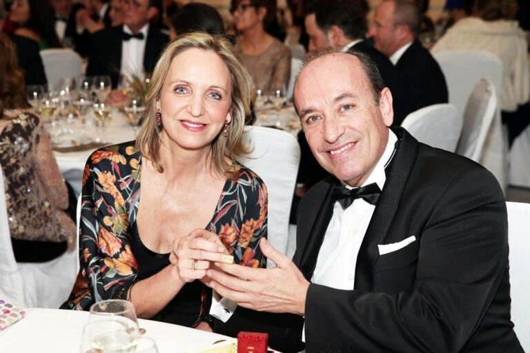 Casero traslada la enhorabuena del Gobierno de C-LM al diseñador Félix Ramiro en la entrega del premio “Dedal de oro”