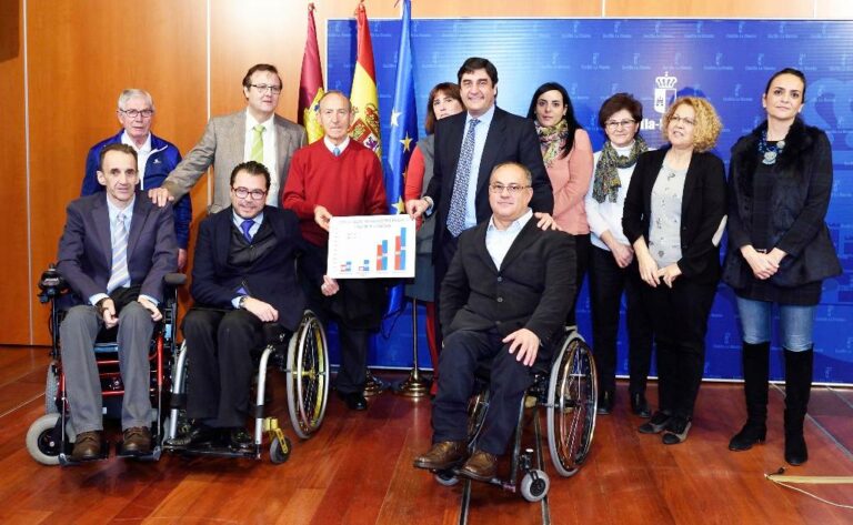 Echániz anuncia ayudas de 1.400 euros para personas dependientes