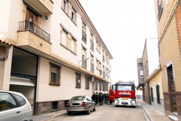 Un incendio en la calle Ventilla obliga a desalojar un bloque de viviendas en Argamasilla de Alba