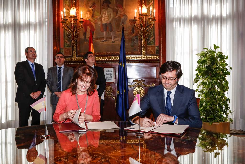 2015030213 Romaní firma de un convenio sobre contratación electrónica con el Ministerio de Hacienda (2)