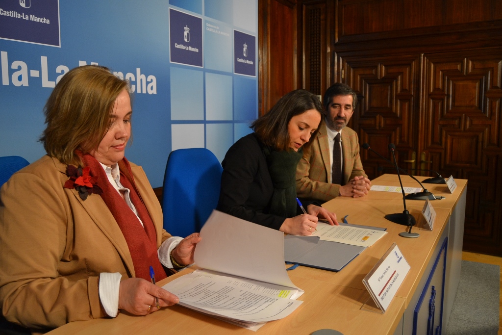 2015030518 Novillo firma convenio con la delegada del Gobierno de España en materia de violencia de género