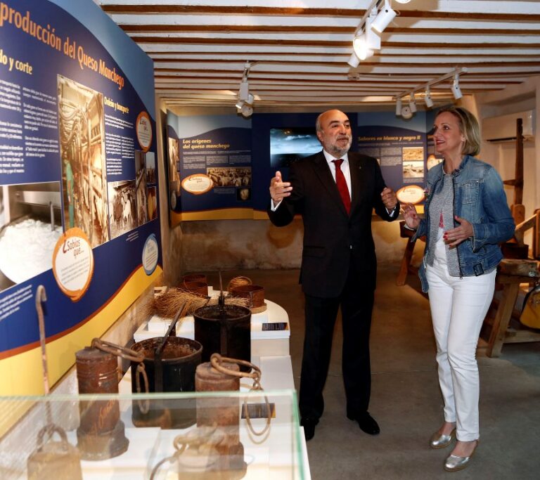 Casero visita el Museo del Queso de Manzanares y destaca su “potencial” turístico y exportador