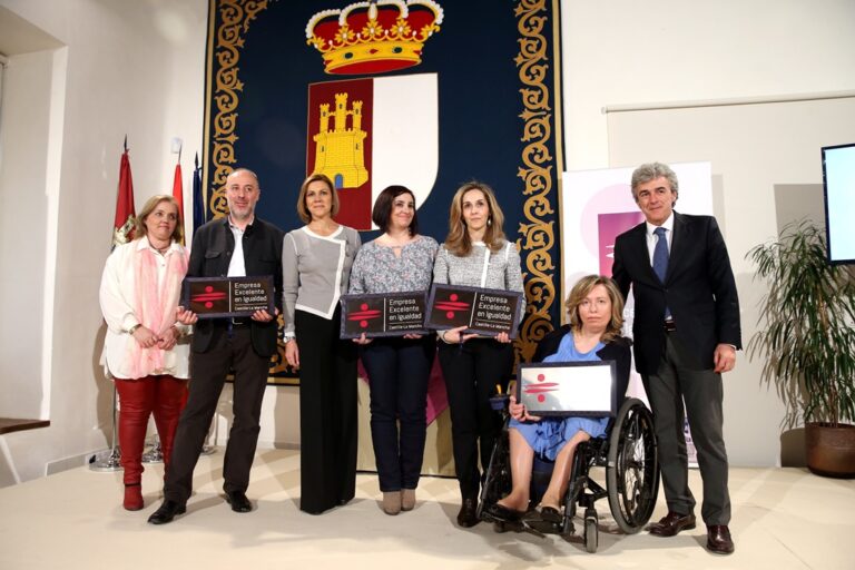 Cospedal entrega los distintivos de Excelencia en Igualdad, Conciliación y Responsabilidad Social Empresarial