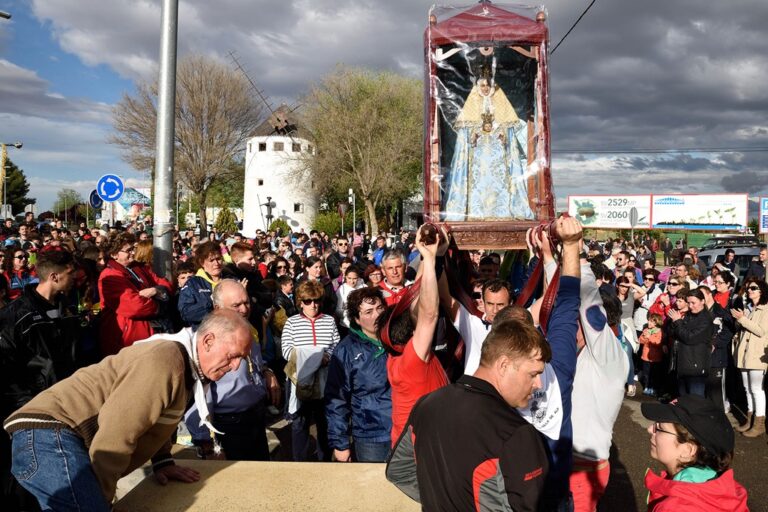 La lluvia se convirtió en rayos de sol con la llegada de la Virgen a Argamasilla de Alba