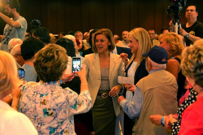 Cospedal anuncia que creará 400 plazas nuevas además de otras medidas en el ámbito sanitario