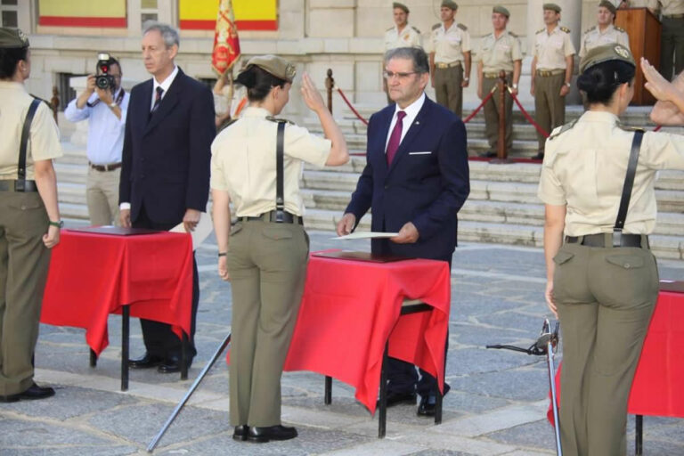 Gómez Mora entrega el premio ‘Caja Rural CLM’ a los Sargentos Alumnos más destacados de la Academia de Infantería