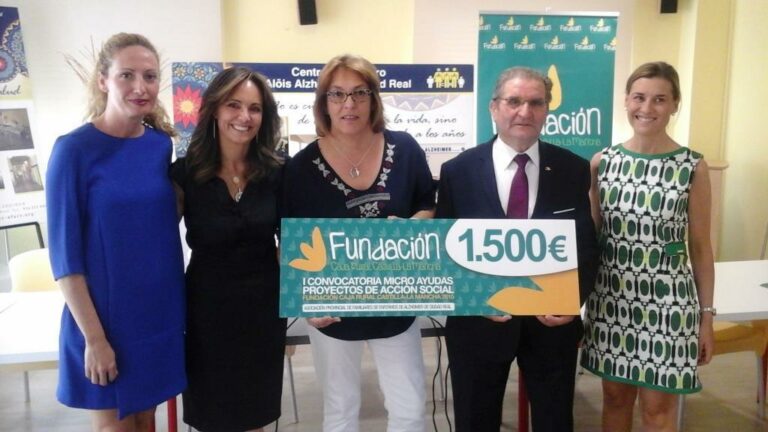La Asociación de Cáncer de Mama ‘AMUMA’ recibe una de las diez Micro Ayuda de 1.500 euros otorgadas por Fundación Caja Rural CLM