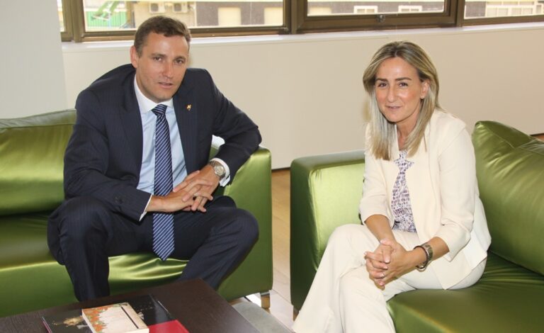 Caja Rural CLM se reúne con la alcaldesa de Toledo