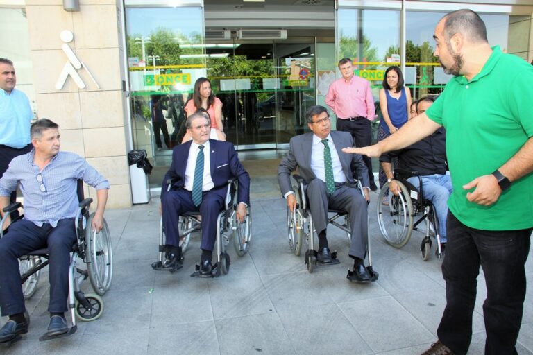 Caja Rural Castilla-La Mancha se pone en la piel de las personas con discapacidad