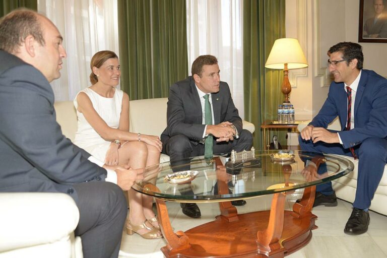 Martín López traslada al nuevo presidente de la Diputación de Ciudad Real el grado de implicación de la Caja en la provincia