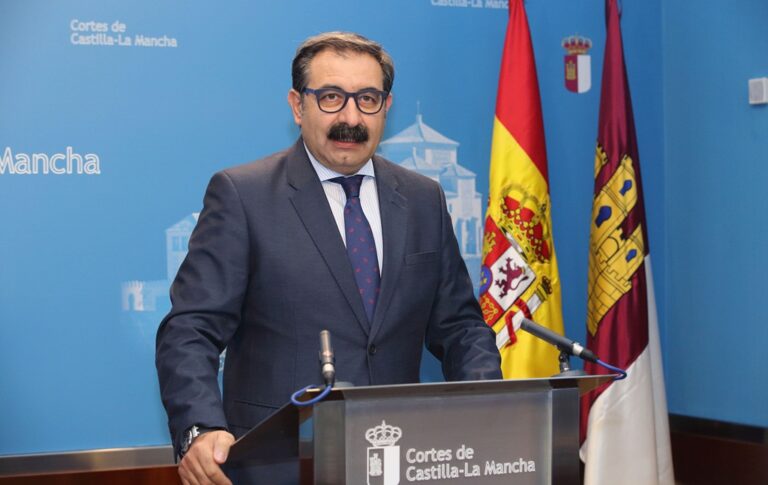 El consejero de Sanidad defiende “una atención sanitaria oportuna, eficiente y de calidad para todos los usuarios”