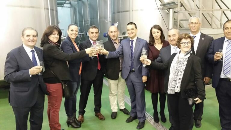 Caja Rural Castilla-La Mancha, con la cooperativa Nª Sra. de la Paz de Corral de Almaguer en su 50 Aniversario