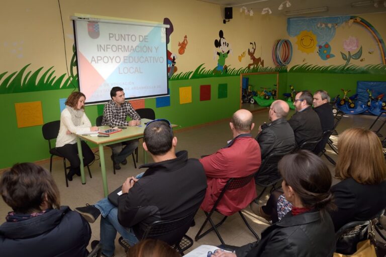 El concejal de Educación presenta el Punto de Información y Apoyo Educativo Local de Argamasilla