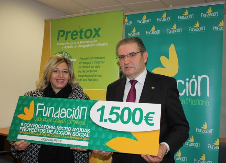 Gómez-Mora elogia la labor permanente de Petrox, en la entrega del premio ‘Micro-Ayuda 2015’