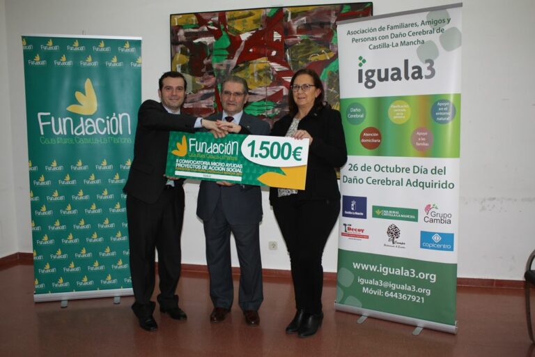 Gómez Mora entrega a ‘Iguala3’ una MicroAyuda por su apoyo en el entorno natural de personas con daño cerebral y sus familias