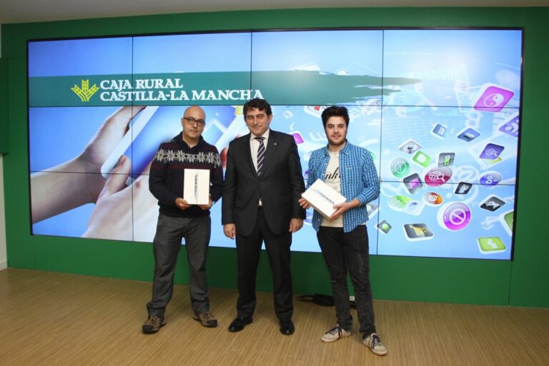 Caja Rural CLM entrega dos ‘IPad Air’ a los ganadores del concurso del Belén en Redes Sociales