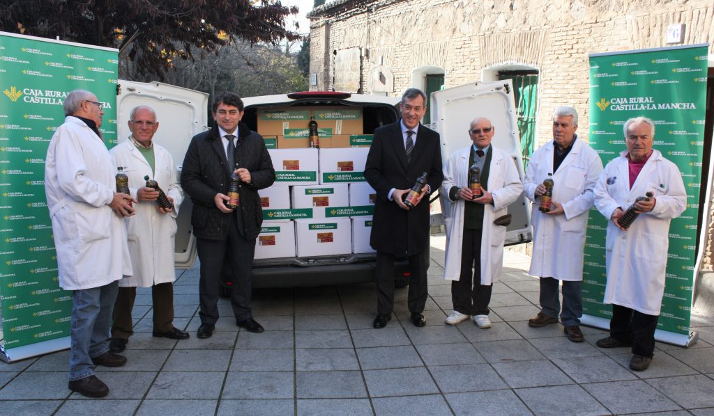 Caja Rural Castilla-La Mancha dona 400 kilos de alimentos y aceite a Cipriano “El Amigo de los Pobres”