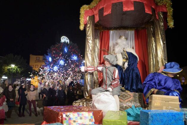 La ilusión de los niños y niñas pudo con la amenaza de lluvia y el frío en la Cabalgata de Reyes