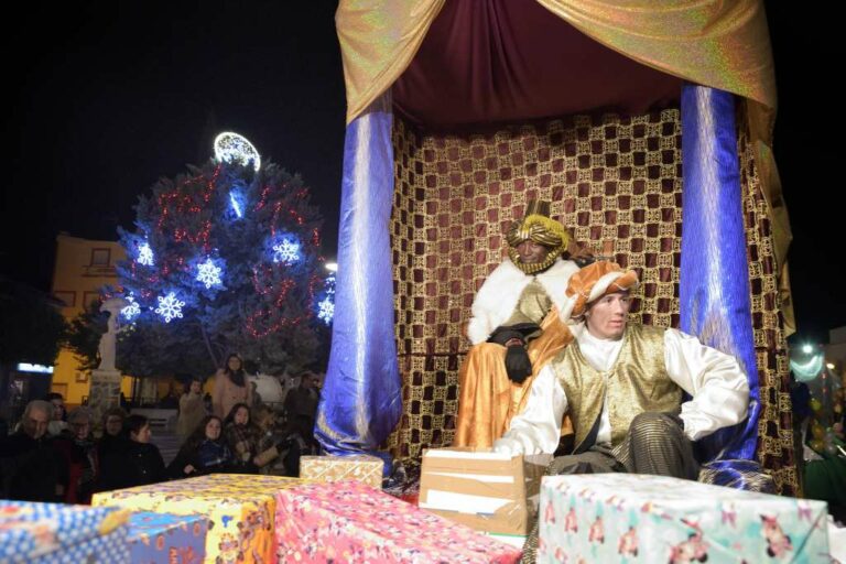 La ilusión de los niños y niñas pudo con la amenaza de lluvia y el frío en la Cabalgata de Reyes