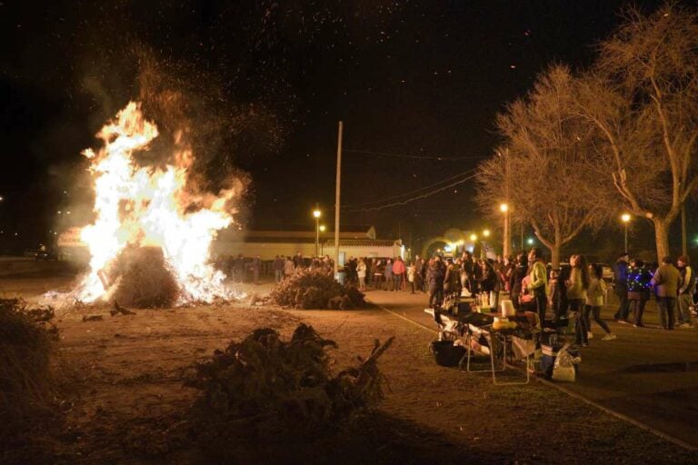 Numerosos argamasilleros participaron en las hogueras colectivas de San Antón