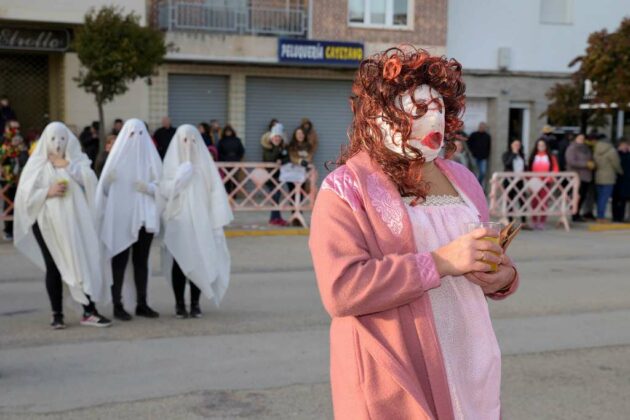 El absurdo y la extravagancia volvieron a reinar el día de la máscara callejera de Argamasilla de Alba