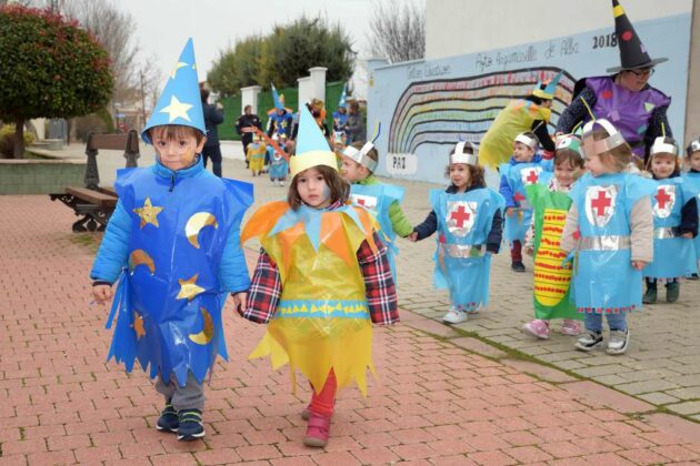 Los niños y niñas de la E.I. Alba realizan su tradicional desfile de Carnaval