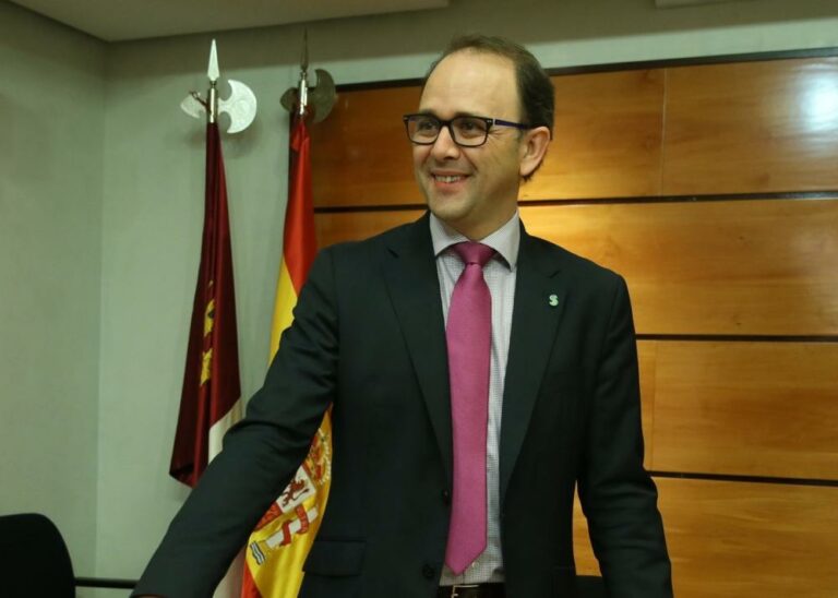 Sanidad reúne a profesionales, pacientes y sindicatos en la mesa sectorial para el Acuerdo Marco de Recuperación Social
