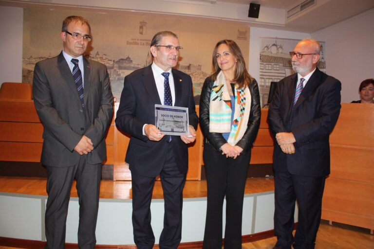 La Fundación Caja Rural Castilla-La Mancha, socio de honor de la Biblioteca regional
