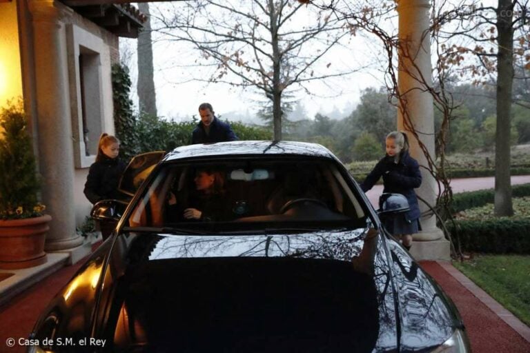 ? La vida familiar de Felipe VI: Los Reyes llevan a las infantas al colegio