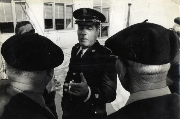 805_1971 - Plinio hablando con ancianos (g)