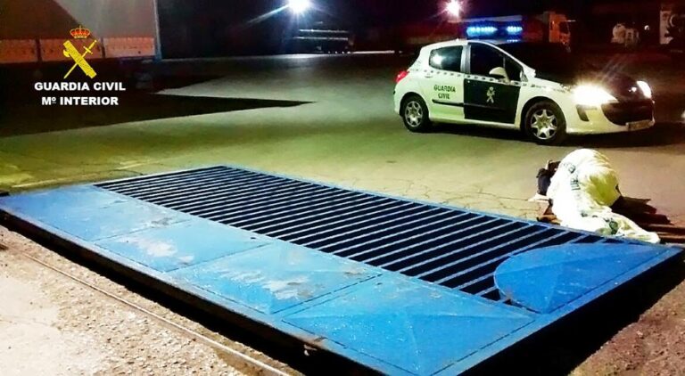 La Guardia Civil libera a una persona atrapada bajo una gran puerta  en Tomelloso