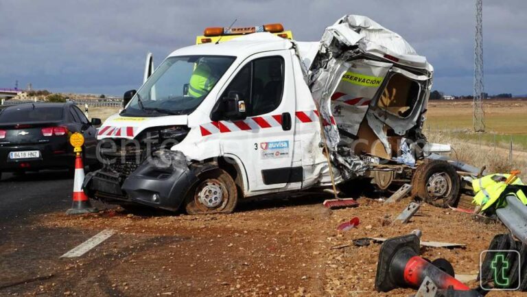 Un camión embiste a un vehículo de mantenimiento en la Autovía de los Viñedos