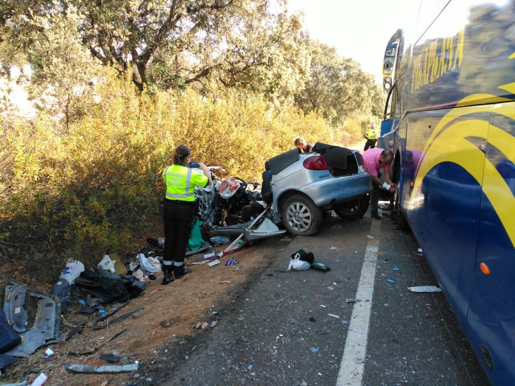 Un herido grave y cinco leves tras la colisión de un autobús con escolares y un turismo en Almadén